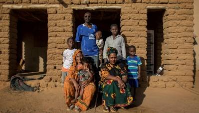 Denne familie i Gao består af flere etniciteter (arabere, tuareg, songhai). I Gao er det almindeligt med flere etniciteter inden for en familie. Sådanne familier bruges som et symbol på, at fred og forsoning er muligt. Foto:  Foto: UN Photo/Marco Dormino.